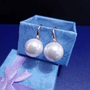18 Gold Plated White Pearl drop earring